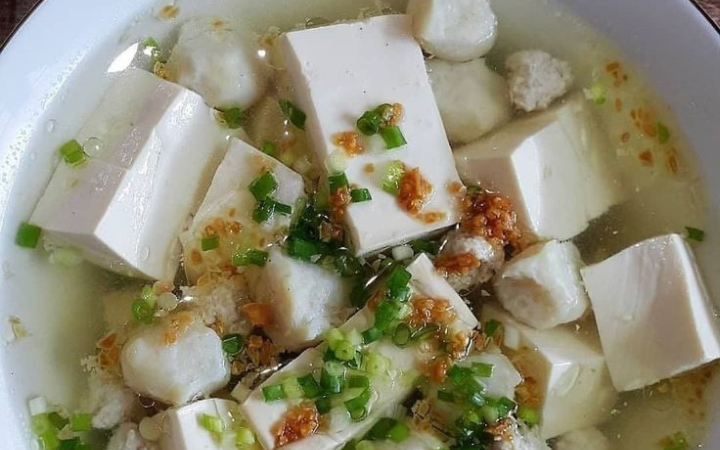 Sup tahu hangat dengan sayuran segar, pilihan bergizi untuk mendukung tumbuh kembang si kecil.
