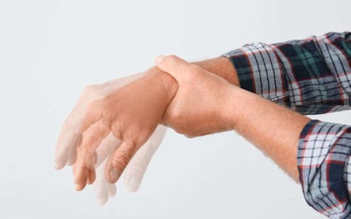Tremor di usia muda bisa dikendalikan dengan pola hidup sehat dan langkah penanganan yang tepat.