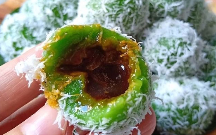 Klepon khas Trenggalek berisi gula merah lumer dengan taburan kelapa parut segar yang manis gurih dan kenyal sebagai camilan tradisional favorit.