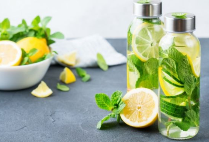 Temukan manfaat air infus untuk wajah mulai dari melembapkan kulit, mengurangi jerawat, hingga mencerahkan secara alami.