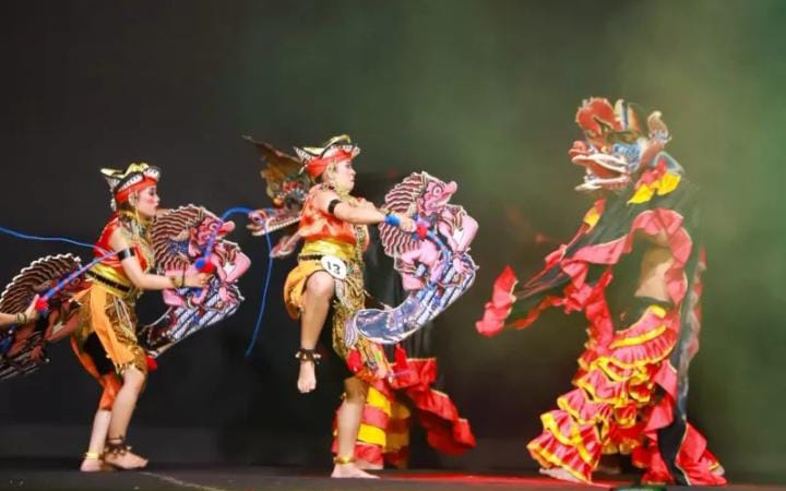 Pertunjukan Jaranan Turonggo Yakso di Trenggalek dengan kostum khas dan iringan gamelan tradisional.