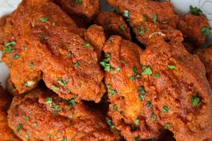 Sayap ayam yang dibalut bumbu pedas gurih ini jadi favorit banyak orang dan cocok disantap bersama keluarga.