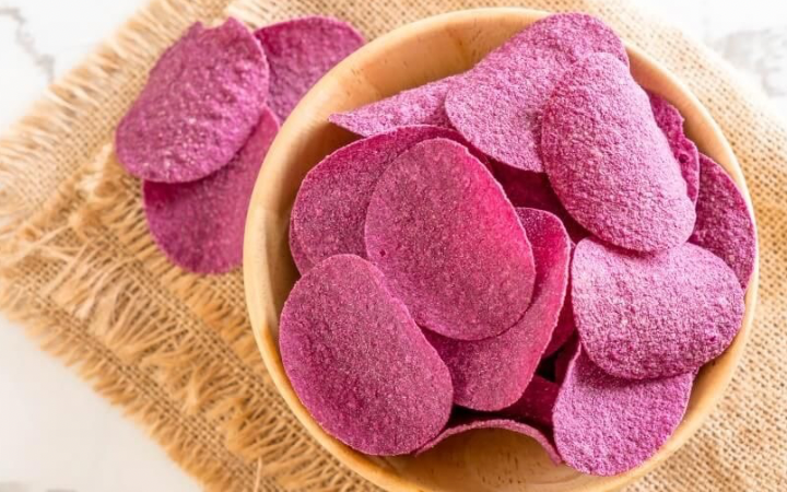 Kripik ubi ungu khas Trenggalek renyah dan gurih dengan warna alami yang menarik, cocok sebagai camilan dan oleh oleh khas daerah.