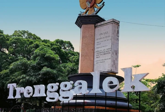 Mitos tentang Kabupaten Trenggalek menyimpan cerita legenda dan kepercayaan turun-temurun, mulai dari asal-usul nama, tokoh Kanjeng Menak Sopal, hingga kisah mistis Pantai Prigi.