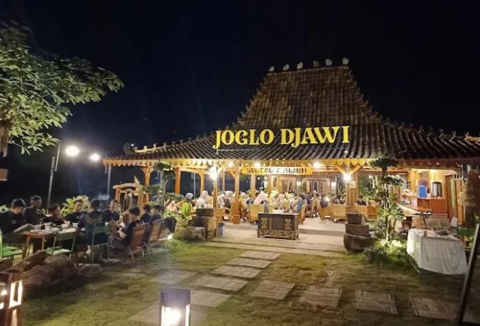 Tempat makan dengan nuansa Jawa di Trenggalek menyajikan kuliner tradisional Jawa dengan suasana rumah joglo yang khas.