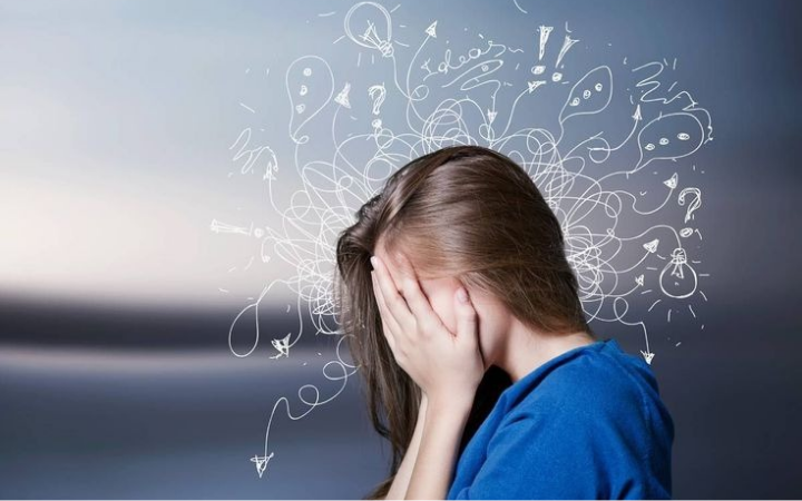 Overthinking atau kebiasaan berpikir berlebihan sering menjadi penyebab sulit tidur.