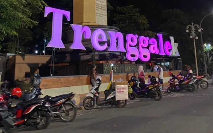 Suasana malam di Trenggalek semakin semarak dengan ikon kota yang bercahaya, mencerminkan kehangatan dan pesona kehidupan malam.