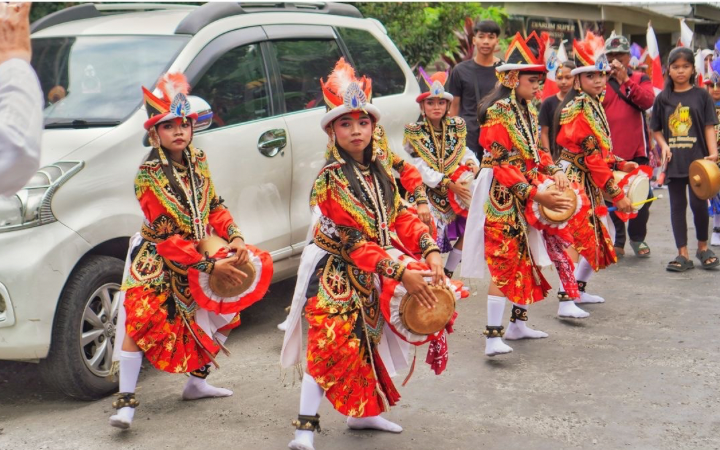 Penampilan Reog Kendang Tulungagung dengan kostum warna-warni dan irama kendang yang khas, melestarikan seni budaya daerah.