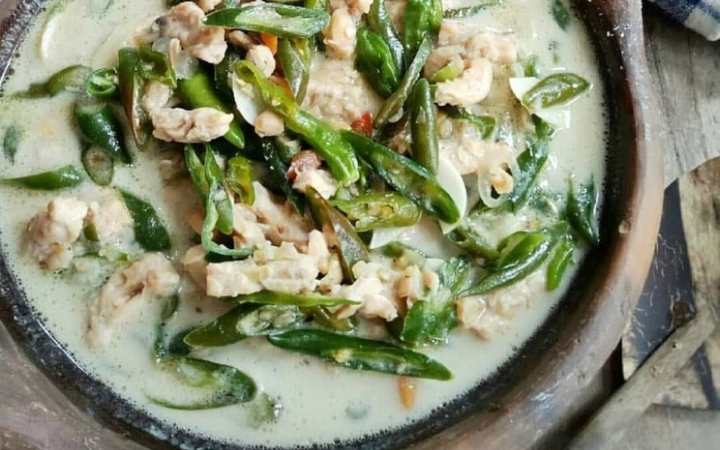Sayur Lombok Ijo khas Trenggalek dengan kuah santan gurih dan cita rasa pedas yang menggugah selera.