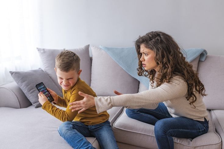 Orang tua, anak-anak, hingga balita sekalipun kini sudah akrab dengan layar ponsel, tablet, atau televisi.