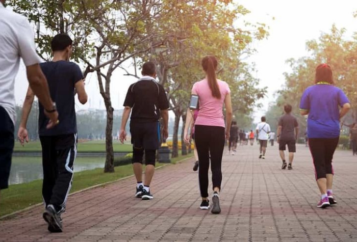 Jalan pagi dan olahraga ringan meningkatkan kebugaran, kesehatan jantung, tulang, persendian, serta membantu menjaga kesehatan mental.