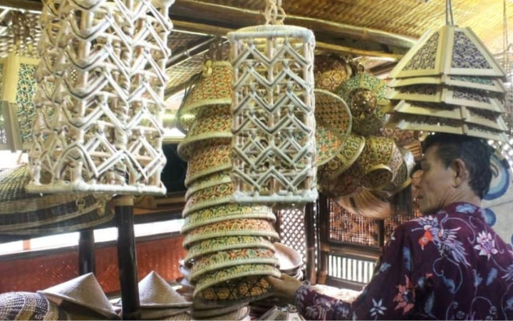 Produk kerajinan bambu khas Trenggalek kini tidak hanya dikenal di pasar lokal, tetapi juga berhasil menembus pasar internasional.