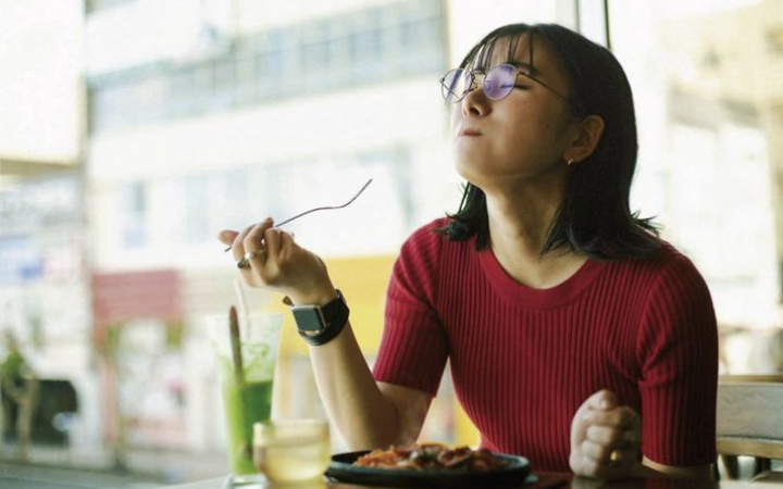 Seseorang menikmati makanan dengan penuh kesadaran tanpa tergesa-gesa.