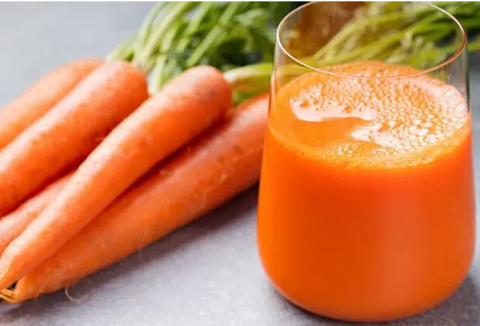 Jus wortel kaya vitamin A, vitamin C, dan antioksidan yang bermanfaat untuk kesehatan mata, jantung, pencernaan, serta kecantikan kulit.