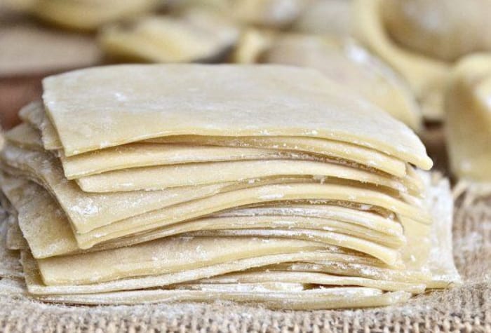 Temukan 10 resep camilan dari kulit pangsit yang sedang viral dan kekinian. Praktis dibuat di rumah, lezat, dan cocok untuk teman nongkrong atau ide jualan. ( Pinterest )