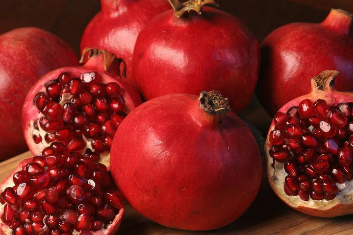 Buah delima tidak hanya segar, tetapi juga menyimpan segudang nutrisi yang baik untuk kesehatan tubuh.