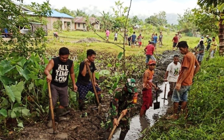 Tradisi gotong royong masyarakat Trenggalek dalam membersihkan saluran air sebagai wujud kebersamaan dan kepedulian lingkungan.