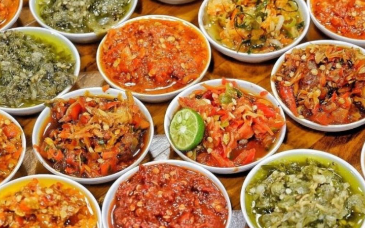 Ragam sambal khas Trenggalek dengan cita rasa pedas, gurih, dan segar yang selalu menambah selera makan setiap hidangan.