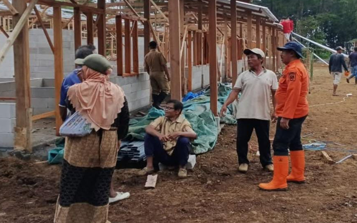 Petugas BPBD Trenggalek dengan berbagai pihak ketika meninjau pembangunan hunian untuk relokasi warga terdampak tanah gerak.