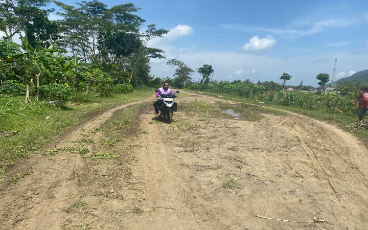 Jalan yang berada dekat dengan falisilitas publik Pasar Hewan serta Terminal Durenan Trenggalek, perlu perhatian. Sebab sebagian besar masih berlapis tanah.