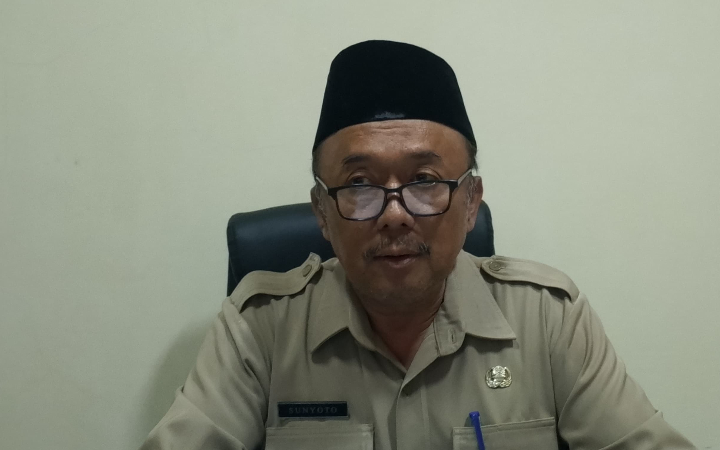 Sunyoto Kepala Bangkesbangpol Trenggalek saat memberikan penjelasan terkait dana hibah untuk ormas.