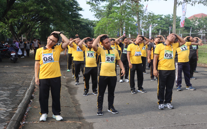 Anggota Polres Trenggalek melaksanakan TKJ untuk membuat fisik jadi lebih prima.