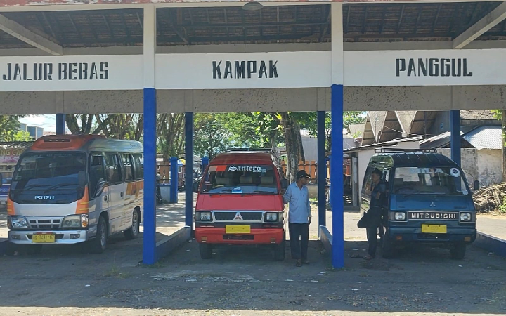 Kendaraan MPU di Trenggalek  yang parkir terminal ternyata perolehan PAD-nya kalah dari sewa usaha.