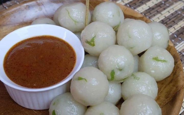 Cilok dengan bumbu kacang khas ini sering jadi pilihan camilan sore yang sederhana, gurih, dan bikin kenyang lebih lama.