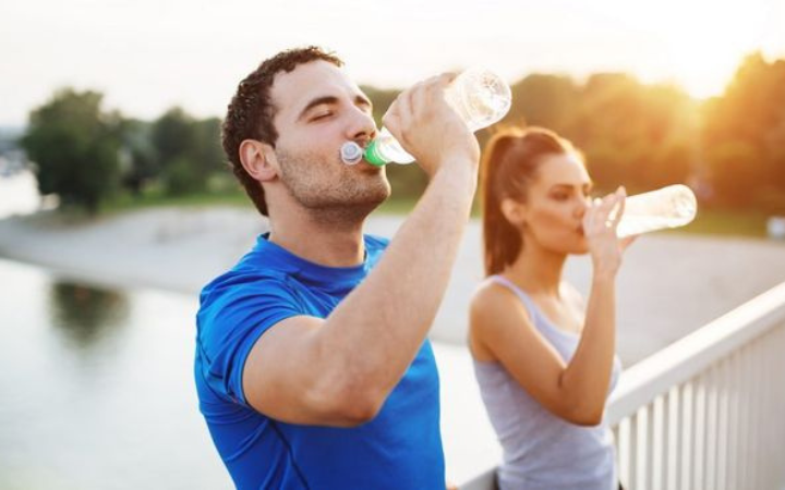 Kebiasaan minum sambil berdiri sering dianggap sepele, padahal dapat memengaruhi sistem pencernaan dan penyerapan cairan tubuh.