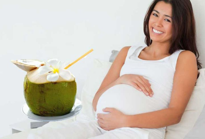 Air kelapa memiliki banyak manfaat bagi ibu hamil. Minuman alami ini membantu menjaga kesehatan ibu dan janin, mencegah dehidrasi, serta mendukung tumbuh kembang janin dalam kandungan.