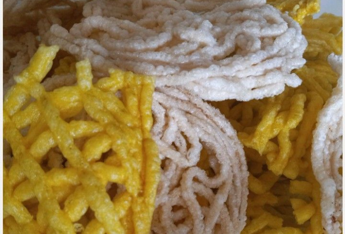 Kerupuk mi warna-warni dari singkong kini mulai langka, padahal camilan jadul ini punya rasa gurih dan kenangan masa kecil yang tak tergantikan.