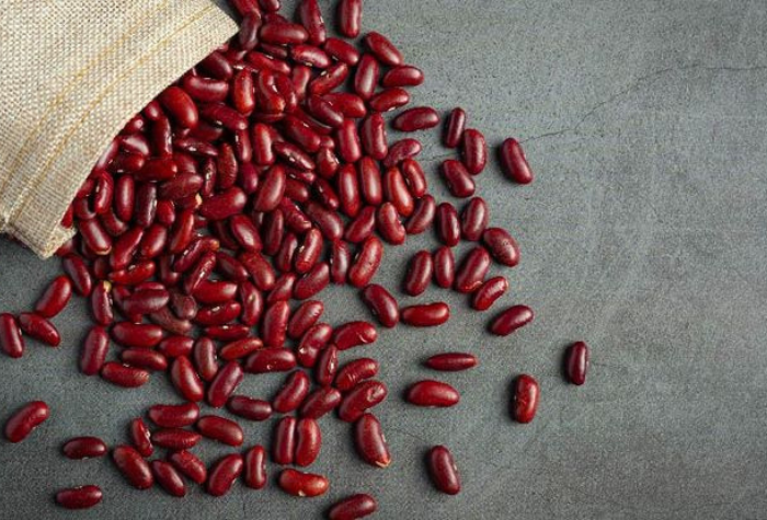 Kacang merah kaya akan protein, serat, dan antioksidan yang baik bagi kesehatan jantung dan daya tahan tubuh.