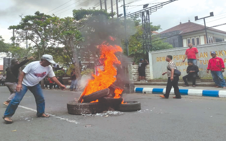 Masyarakat Tulungagung yang tergabung dalam Pejuang Gayatri kembali turun ke jalan, mendesak penyelesaian tuntutan lama, Senin (6/10/2025).