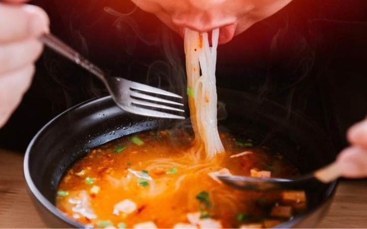 Semangkuk mie pedas dengan dipadukan kuah merahnya yang terlihat membakar mulut.