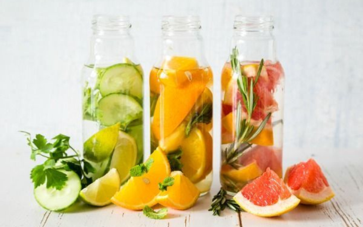 Beberapa botol kaca yang berisikan berbeda beda jenis infused water.