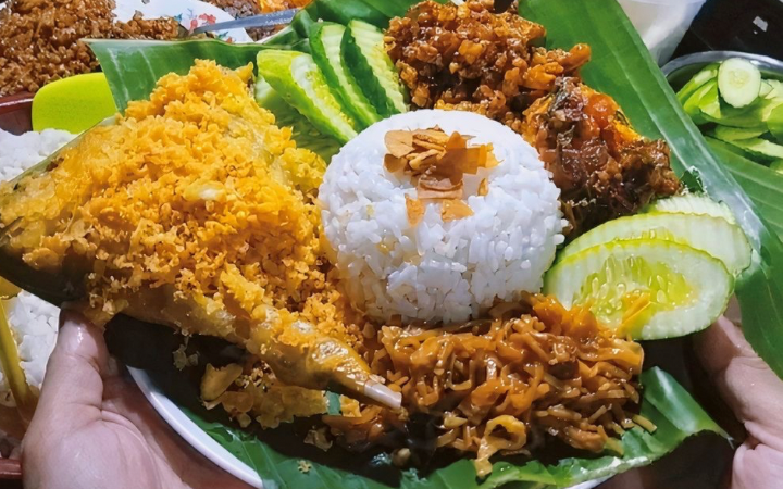 Aroma santan, wangi daun pandan, dan gurihnya lauk jadi satu di sepiring nasi uduk nikmat.