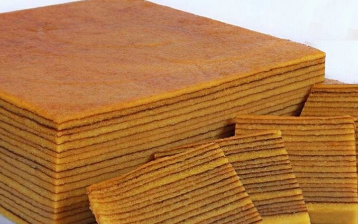 Setiap lapisan menyimpan aroma rempah dan rasa manis yang tak terlupakan.