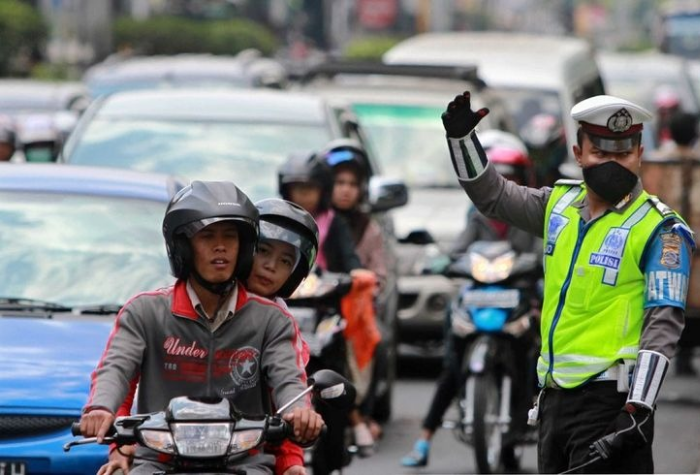 Perhatikan peraturan lalu lintas demi keselamatan bersama.