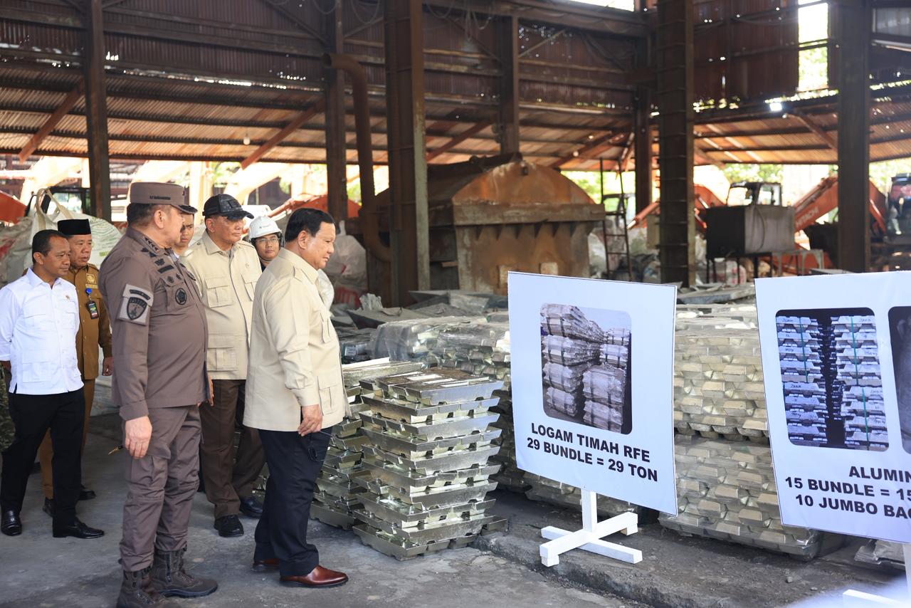 Presiden Prabowo di Bangka Belitung, usai meninjau langsung penyitaan smelter ilegal terkait penambangan tanpa izin di kawasan PT Timah, Senin (6/10/2025).