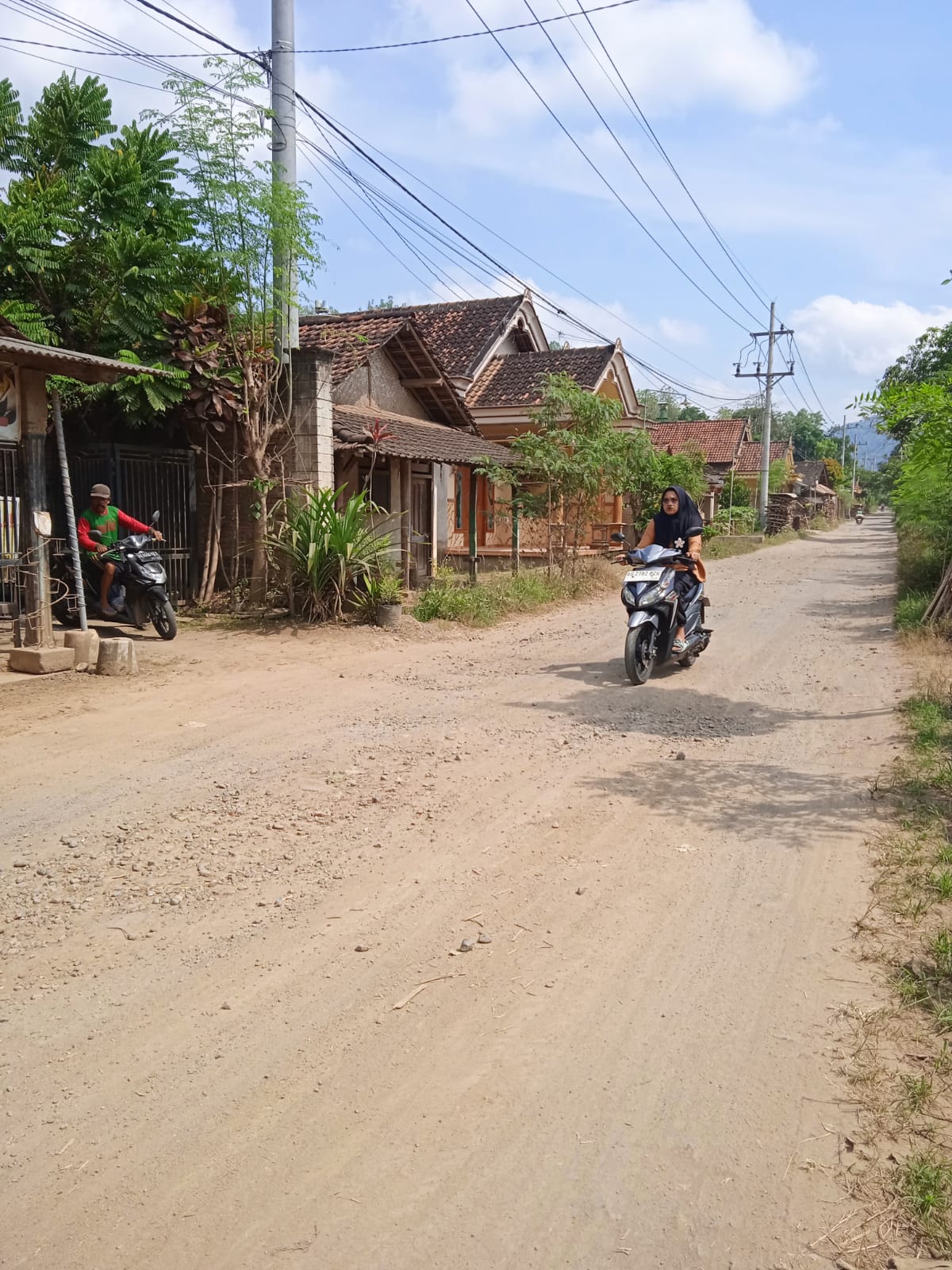 Kondisi jalan utama yang menghubungkan Desa Gador dengan perbatasan antara Desa Kamulan dan Pakis di Kecamatan Durenan, Kabupaten Trenggalek, kini rusak parah.