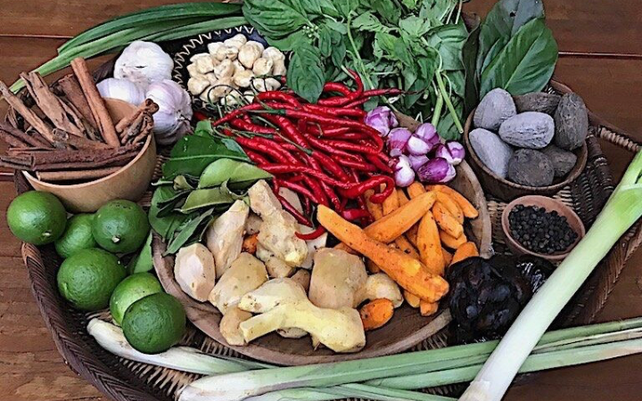 Aneka rempah dapur nusantara seperti kunyit, jahe, serai, cabai, dan daun jeruk yang menjadi rahasia cita rasa khas kuliner Indonesia.