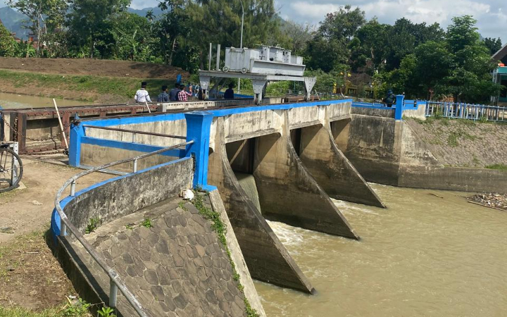Kondisi pengairan jadi sumber penting dalam kebarlangsungan pertanian di Trenggalek.Dengan keberadaan dam, tentu akan membuat kebutuhan sumber air bisa terpenuhi. Termasuk Dam Sumbergayam.