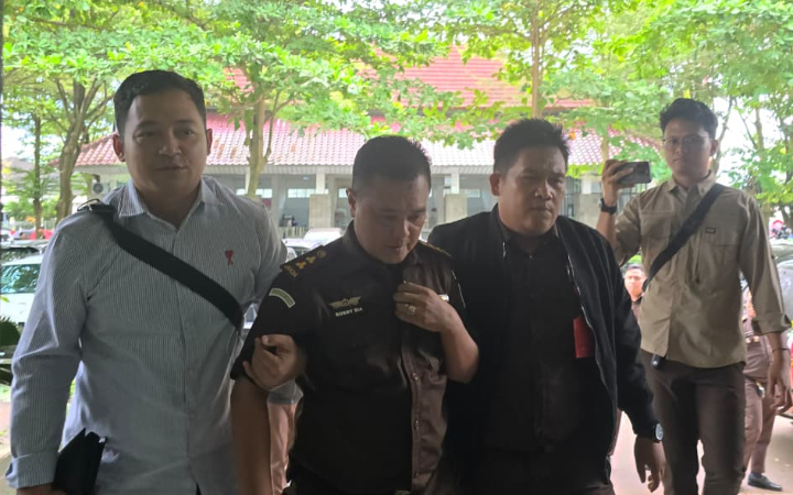 Kejaksaan Negeri (Kejari) Ogan Komering Ilir (OKI) Sumatera Selatan menangkap, seorang pria yang mengaku sebagai Jaksa berinisial BA bertempat di rumah makan Saudagar di Kayu Agung Kabupaten OKI.