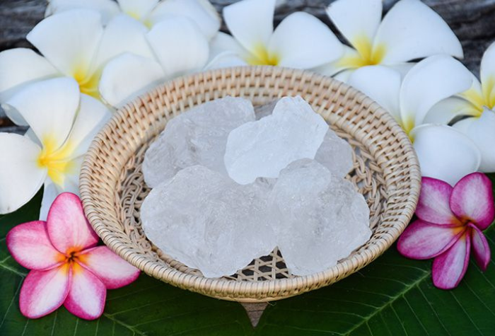 Batu tawas adalah mineral alami yang bermanfaat, termasuk digunakan warga Trenggalek untuk menjernihkan air, merawat tubuh, dan menjaga kebersihan dengan cara yang aman dan ekonomis.