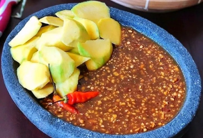 Sambal rujak Trenggalek merupakan salah satu kuliner khas yang memiliki cita rasa unik dan menggugah selera.