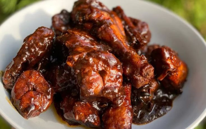 Bagi penggemar masakan rumahan yang praktis namun tetap menggugah selera, Ayam Kecap Pedas Gurih bisa menjadi pilihan tepat.