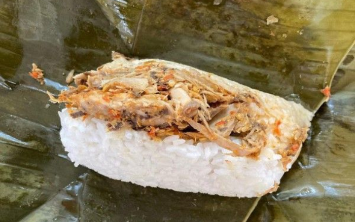 Sego Gegok khas Trenggalek dibungkus daun pisang, tampil sederhana namun menggugah selera dengan aroma pedas gurih yang khas.
