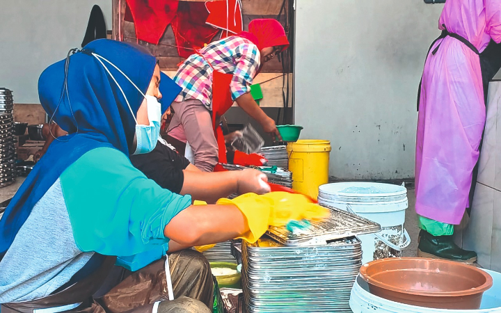 Petugas di salah satu SPPG di Trenggalek mencuci nampan sehabis digunakan.