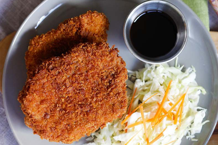 Tahu yang biasa bisa jadi hidangan renyah dan lezat dengan resep Tahu Katsu ini.