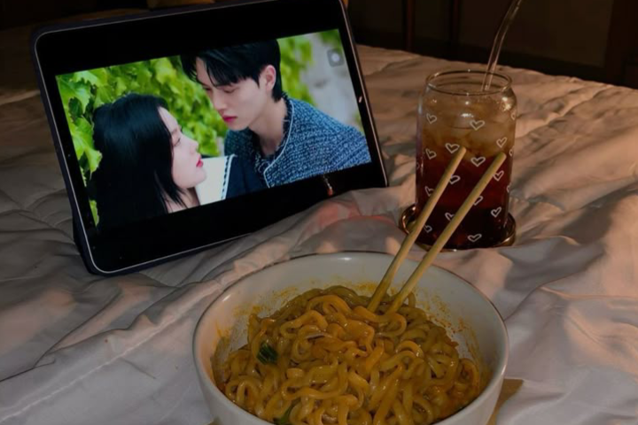 Makan sambil nonton kini jadi gaya hidup khas Gen Z.